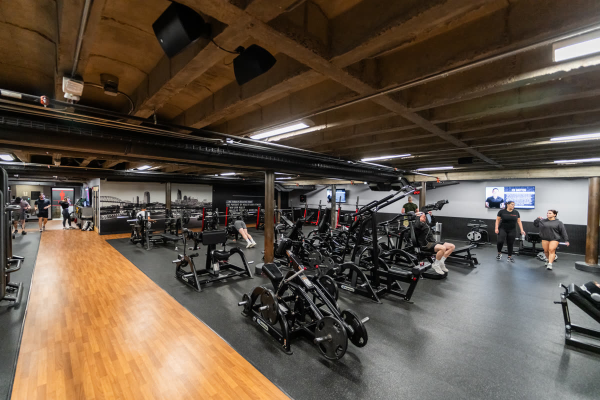 Timber floor and machines at QNTM Fit Life